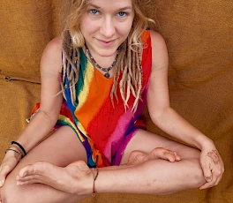 Flittchen Flippie-Hippie ist dauergeil und liebt Outdoor Sex