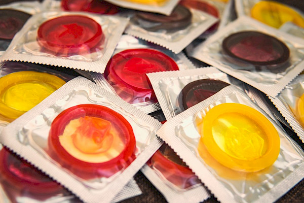 massenweise Kondome beim sexverbot in Tokio