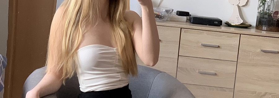 18-jährige Jungfrau sucht Sex und schickt auch geile Nacktfotos