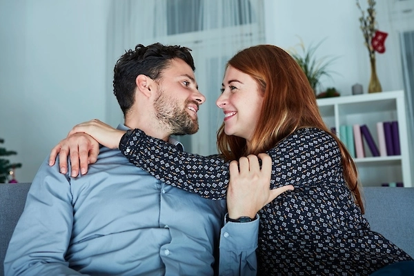 Glückliches Paar zeigt Vertrauen, emotionale Nähe und Verbundenheit in einer Beziehung.