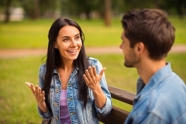 Frau und Mann sprechen offen miteinander über Beziehung, Erwartungen und frühere Sexualpartner.