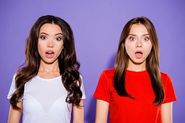 Zwei Frauen mit unterschiedlichem Aussehen als Symbol für Gesichtstausch, KI-Bildmanipulation und Deepfake-Technik.